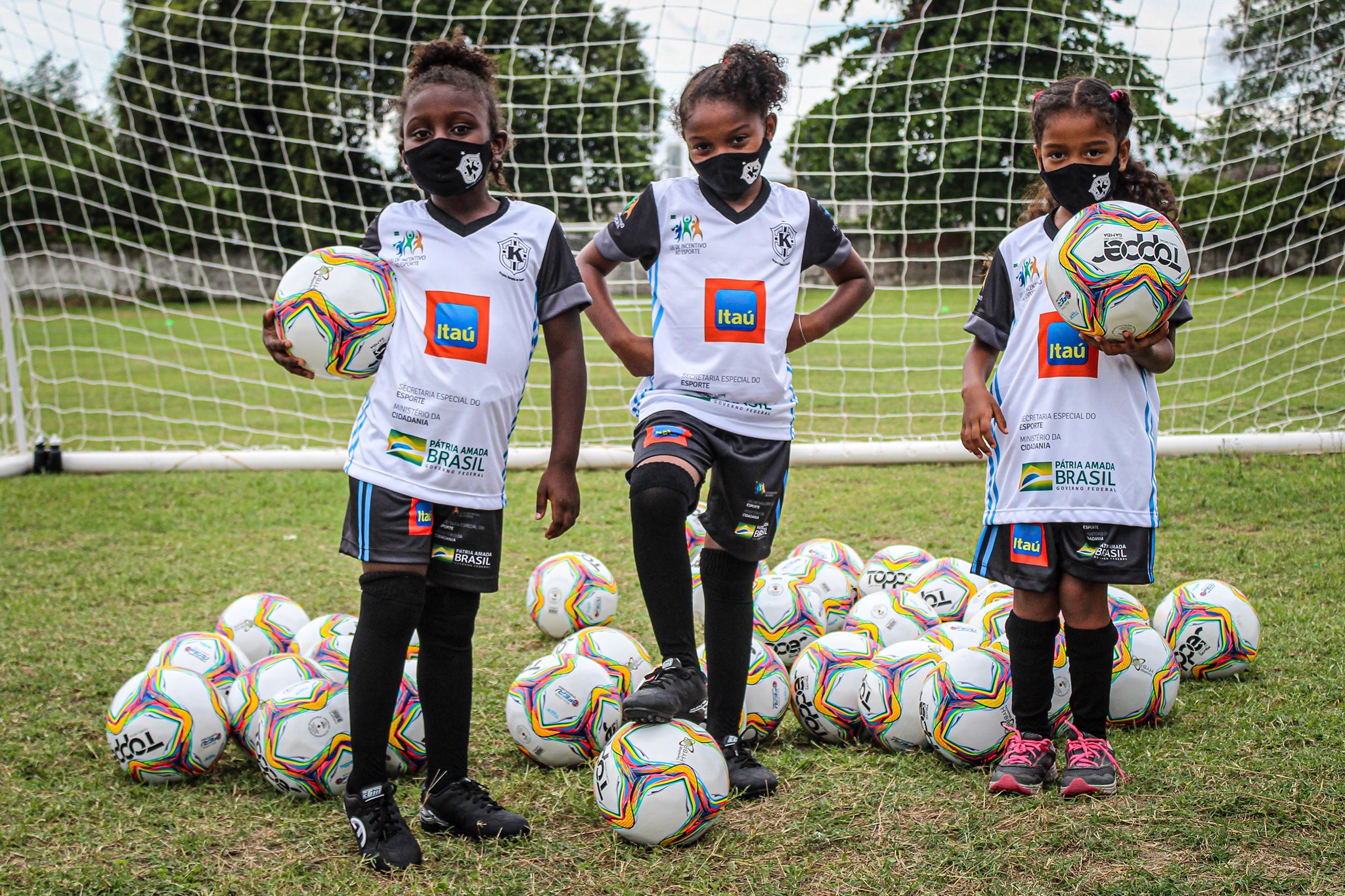 fotballspillere med ansiktsmasker