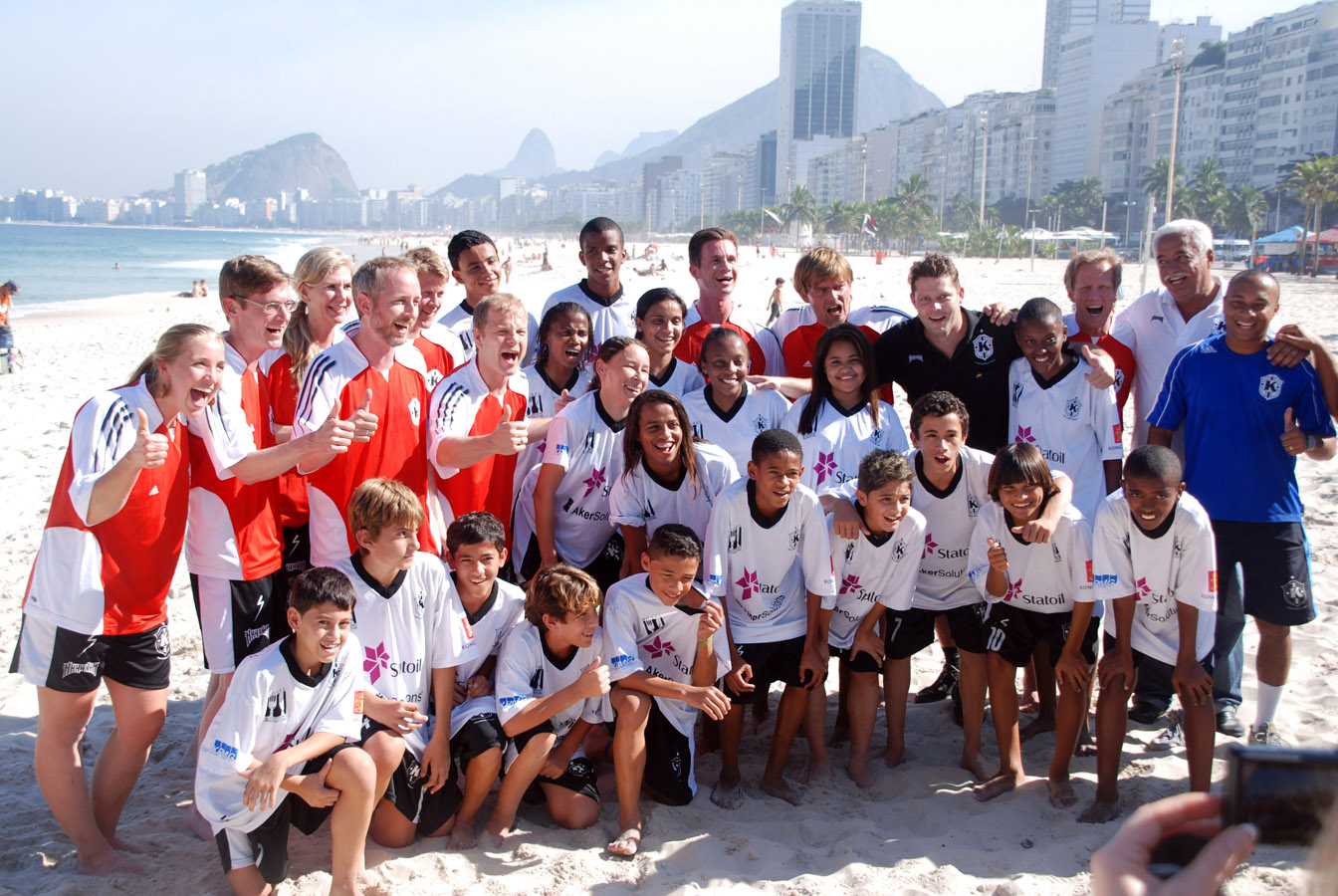 Spillere fra Brazil og Norge på stranden i Rio. 